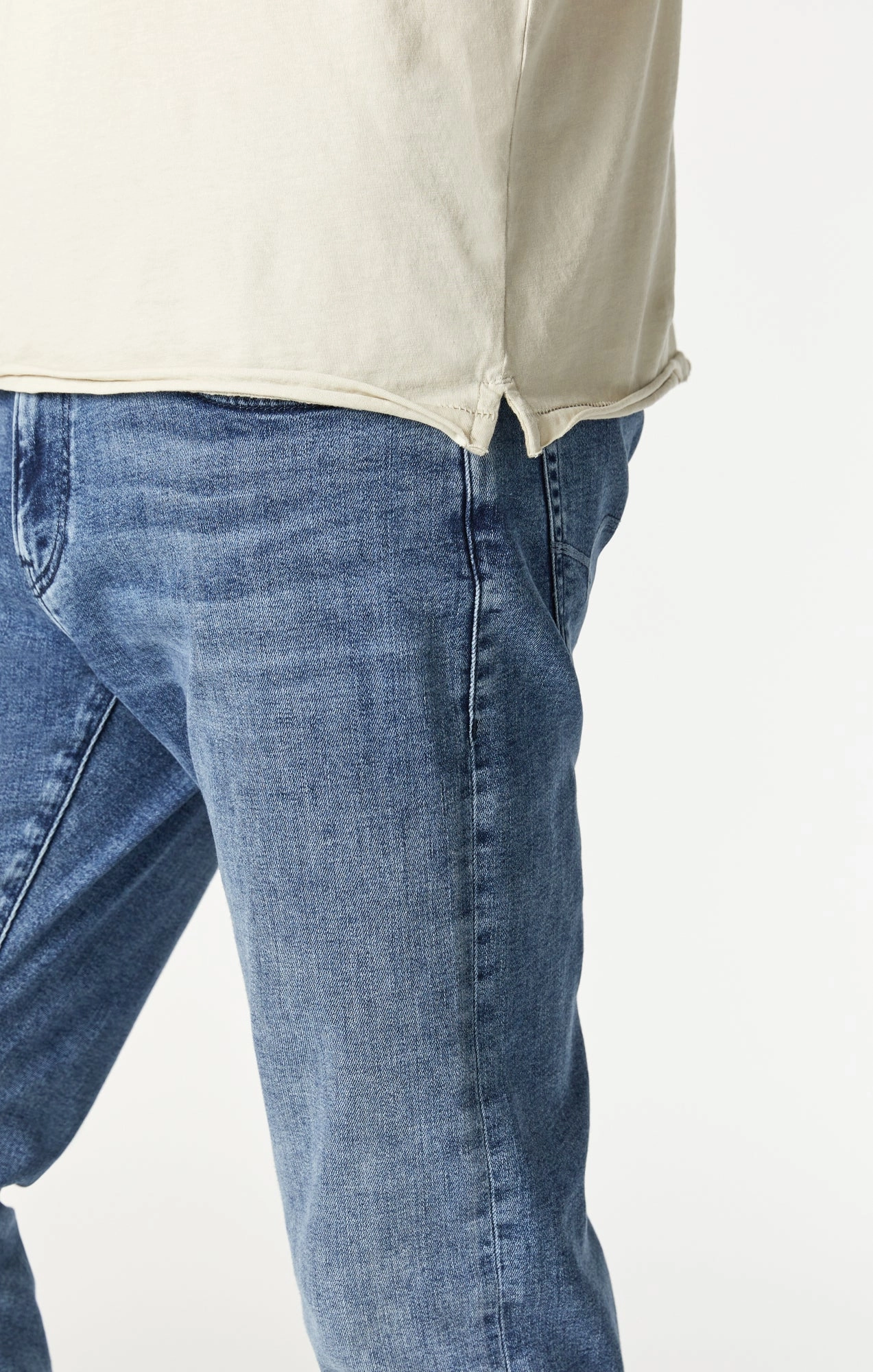 RAW EDGE NECK T-SHIRT IN PELICAN