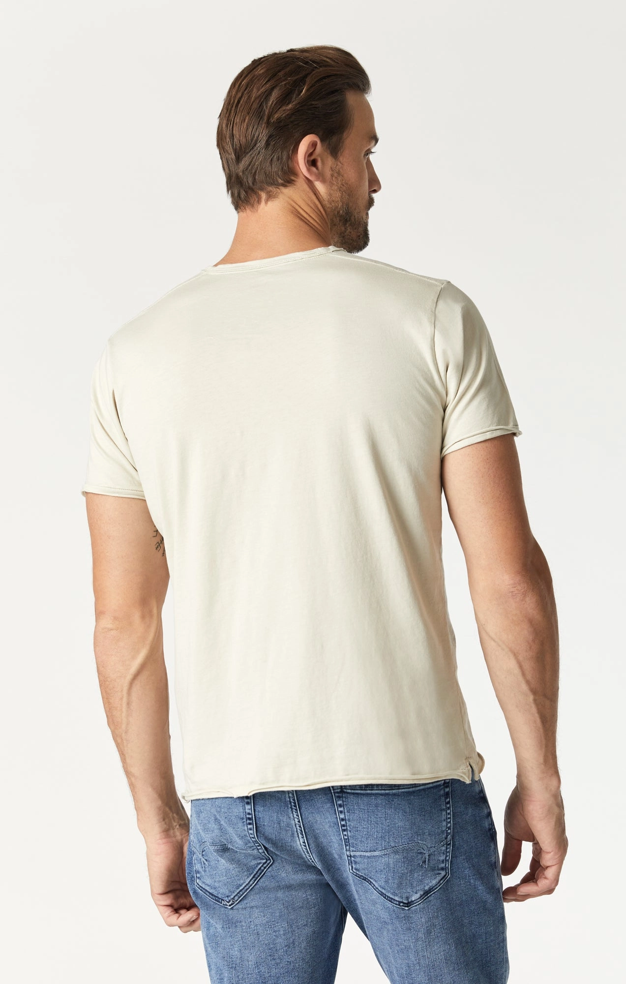 RAW EDGE NECK T-SHIRT IN PELICAN