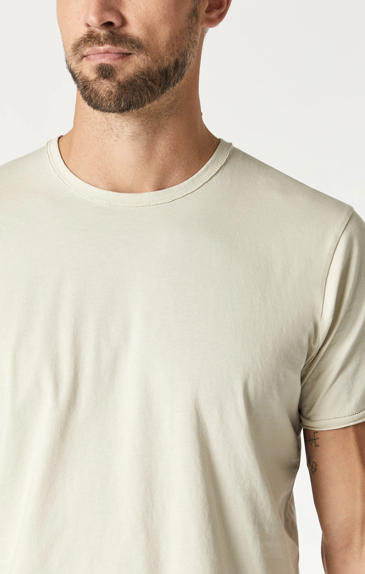RAW EDGE NECK T-SHIRT IN PELICAN