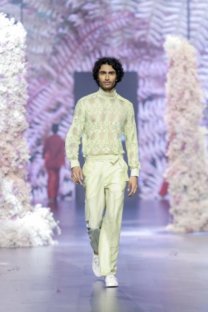 Tapered Pants with belt