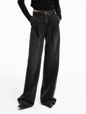 Wide Leg Pleated Jeans